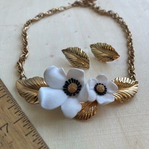Louis Feraud Paris Vintage Set Nevklace earrings white flower gold leaf poppy ?